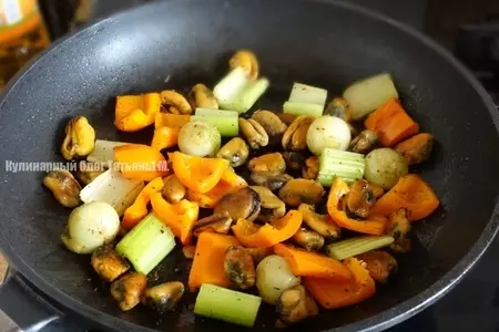 Овощная зажарка с мидиями и маринованным луком: шаг 4