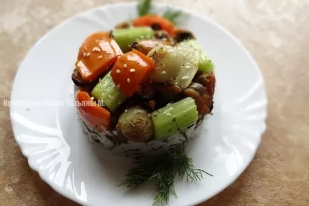 Овощная зажарка с мидиями и маринованным луком: шаг 7