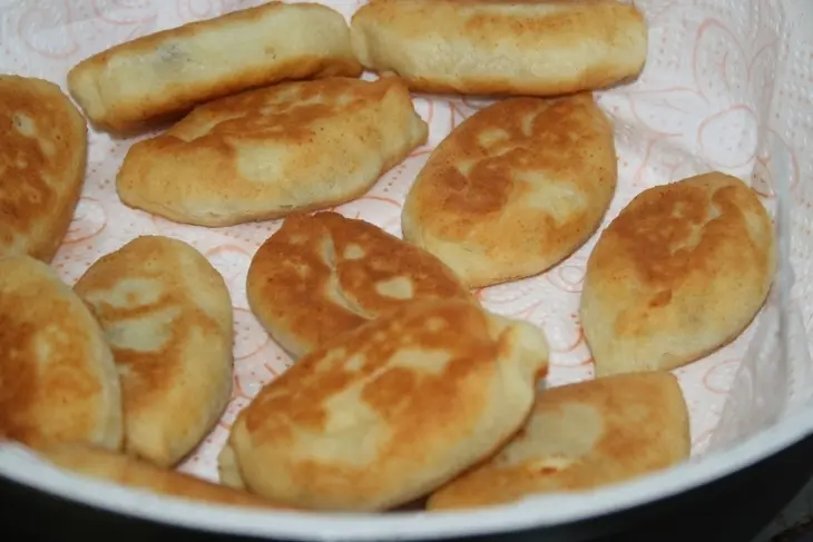 Творожные пирожки с курицей, гречкой, беконом и яйцом: шаг 15