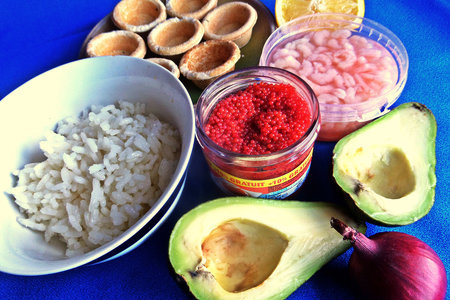 Закуска из авокадо, риса и икры: шаг 1