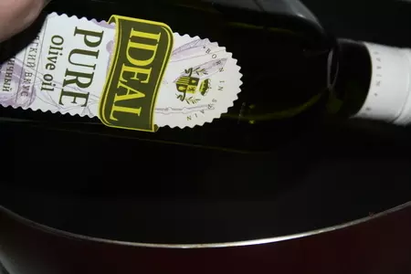 Рулетики из рисовой бумаги с пряным салатом из фунчезы с креветками по-тайски: шаг 3