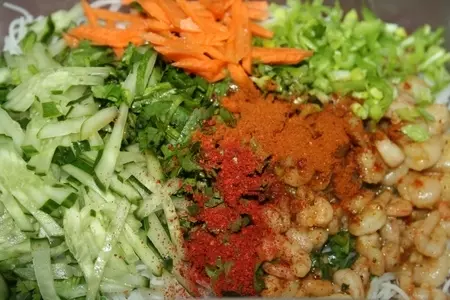 Рулетики из рисовой бумаги с пряным салатом из фунчезы с креветками по-тайски: шаг 6