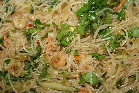 Рулетики из рисовой бумаги с пряным салатом из фунчезы с креветками по-тайски: шаг 7