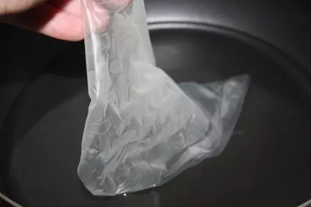 Рулетики из рисовой бумаги с пряным салатом из фунчезы с креветками по-тайски: шаг 8