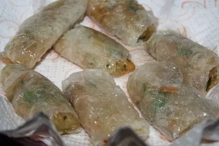 Рулетики из рисовой бумаги с пряным салатом из фунчезы с креветками по-тайски: шаг 11