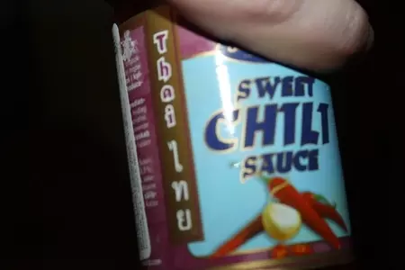 Рулетики из рисовой бумаги с пряным салатом из фунчезы с креветками по-тайски: шаг 12