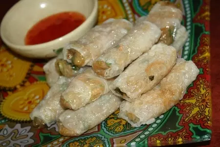Рулетики из рисовой бумаги с пряным салатом из фунчезы с креветками по-тайски: шаг 13
