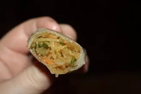Рулетики из рисовой бумаги с пряным салатом из фунчезы с креветками по-тайски: шаг 14