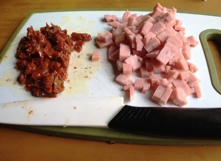 Pastel de jamón y queso al romero - пирог с ветчиной, сыром и розмарином: шаг 3