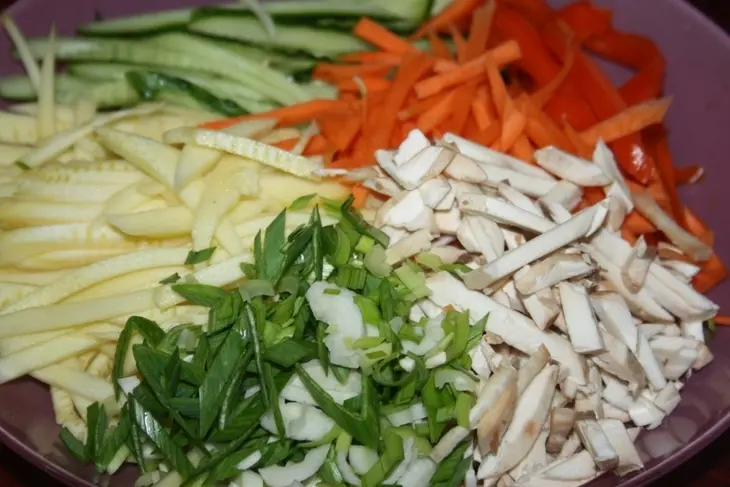Теплый салат из фунчезы с курицей и овощами (мой юбилейный 100 рецепт): шаг 1