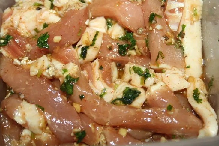 Тайские шашлычки из свинины муу пинг (หมูปิ้ง): шаг 6