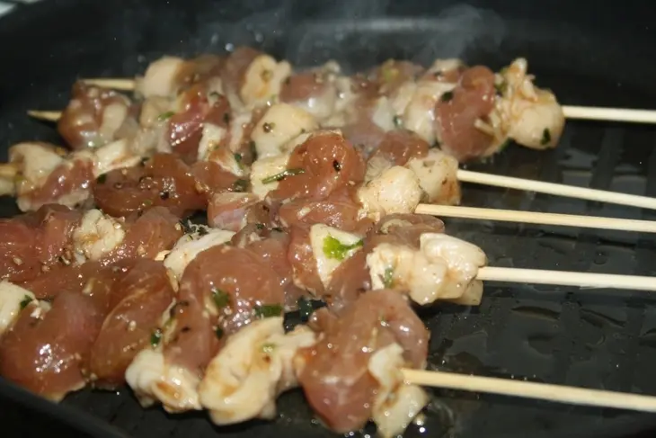 Тайские шашлычки из свинины муу пинг (หมูปิ้ง): шаг 9