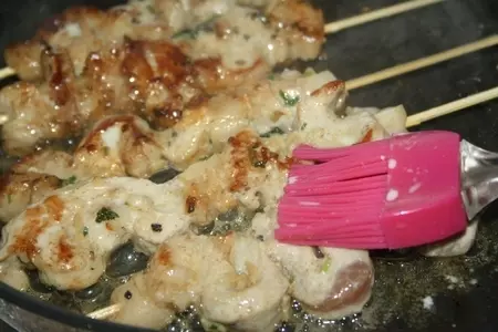 Тайские шашлычки из свинины муу пинг (หมูปิ้ง): шаг 11