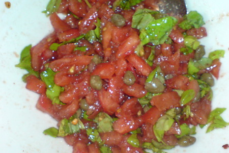Рулетики из кабачков в томатно-каперсовой сальсе: шаг 6