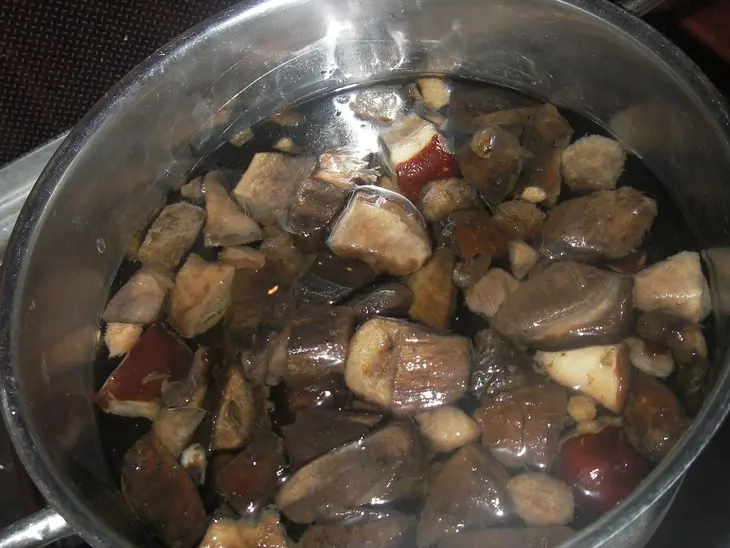 Салат с подосиновиками и креветками: шаг 2