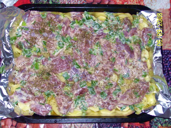 Мясо с картошкой, запеченные в фольге: шаг 5