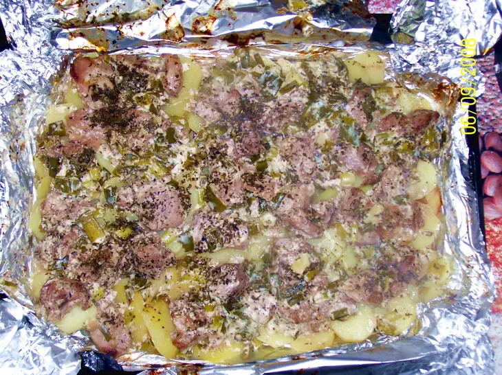 Мясо с картошкой, запеченные в фольге: шаг 7