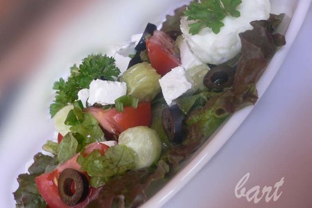 Овощной салат с фетой и яйцами- пашот.: шаг 1