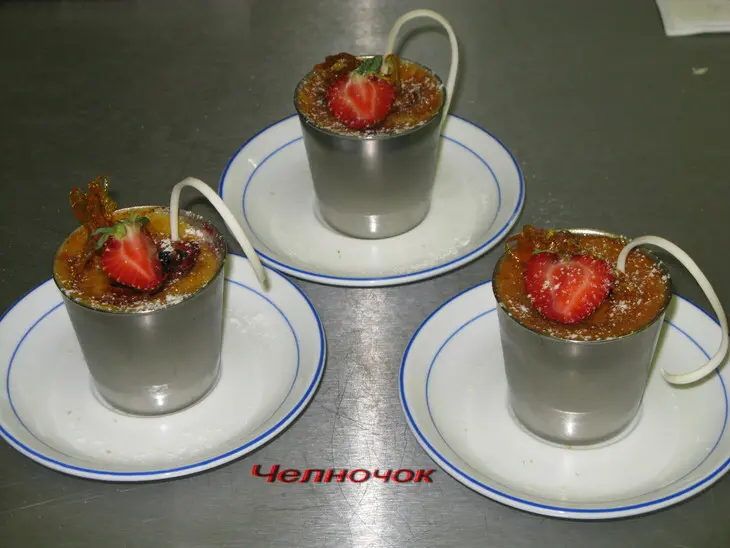 Крем карамель с клубникой и шоколадом: шаг 3