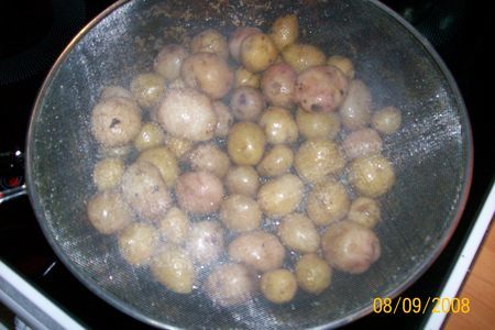 Молодой картофель, жаренный целиком: шаг 2