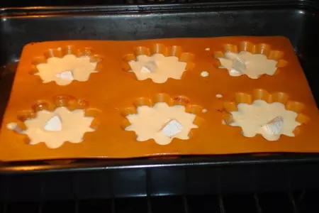 Закусочные сырные кексики с камамбером и копченым лососем: шаг 1