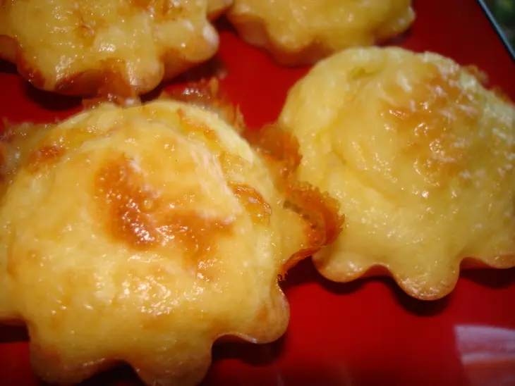 Закусочные сырные кексики с камамбером и копченым лососем: шаг 2