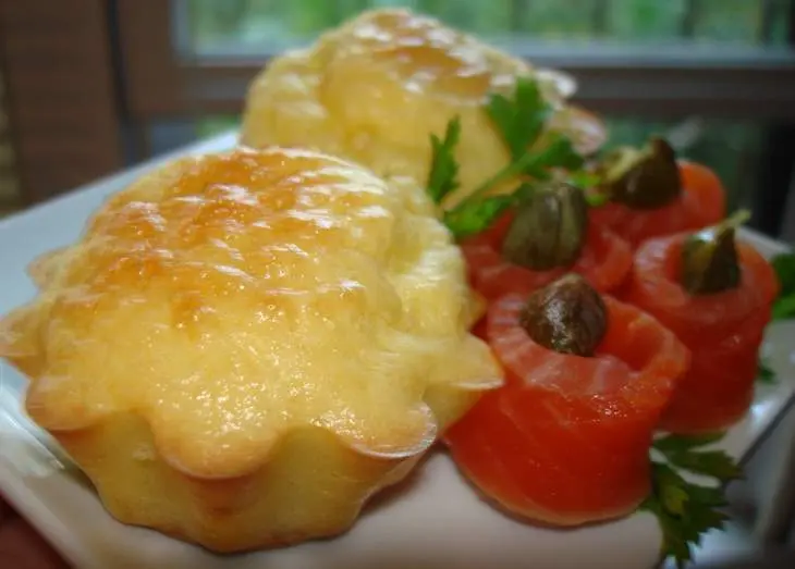 Закусочные сырные кексики с камамбером и копченым лососем: шаг 3