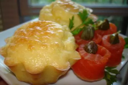 Закусочные сырные кексики с камамбером и копченым лососем: шаг 3