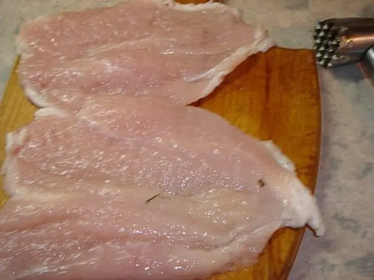 Куриная грудка фаршированная вяленными помидорами и соусом из кинзы: шаг 2