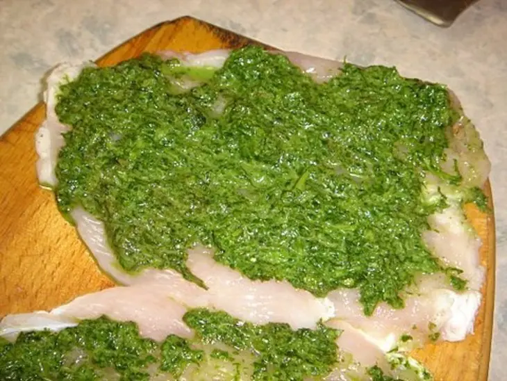 Куриная грудка фаршированная вяленными помидорами и соусом из кинзы: шаг 3