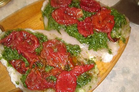 Куриная грудка фаршированная вяленными помидорами и соусом из кинзы: шаг 4