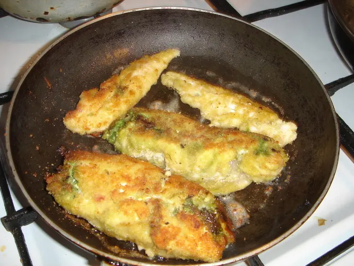 Куриная грудка фаршированная вяленными помидорами и соусом из кинзы: шаг 6