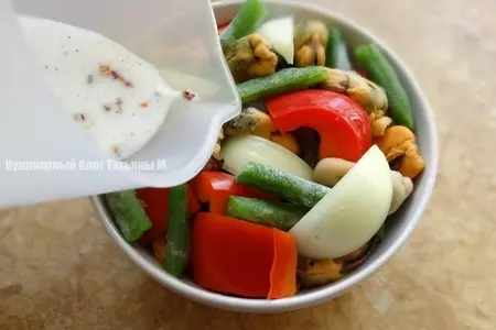 Мидии, запеченные с овощами под сыром со сливками: шаг 3