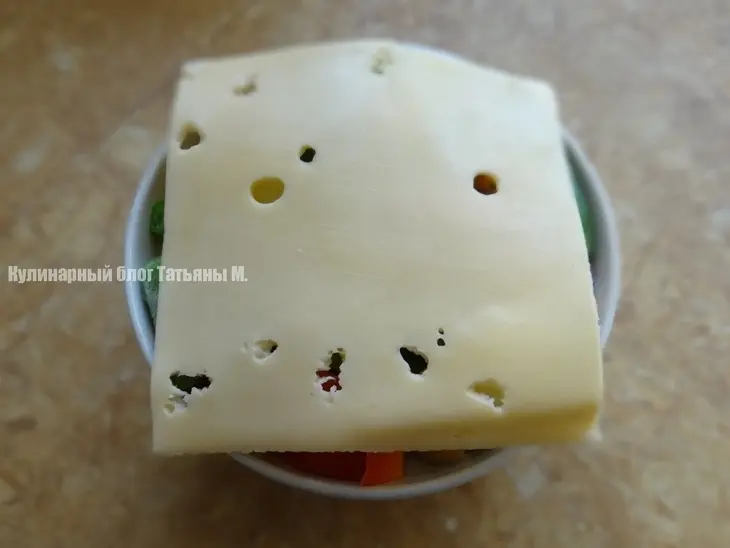 Мидии, запеченные с овощами под сыром со сливками: шаг 4