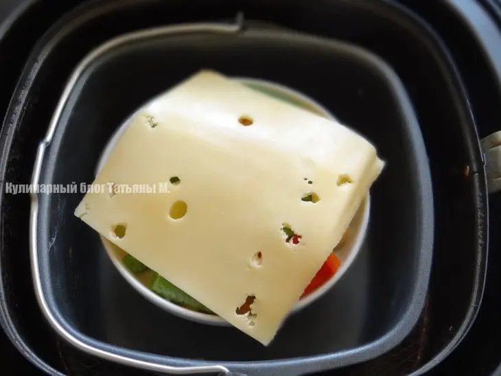Мидии, запеченные с овощами под сыром со сливками: шаг 5