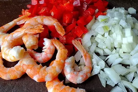 Теплый салат из риса с жареными креветками и ананасом: шаг 1