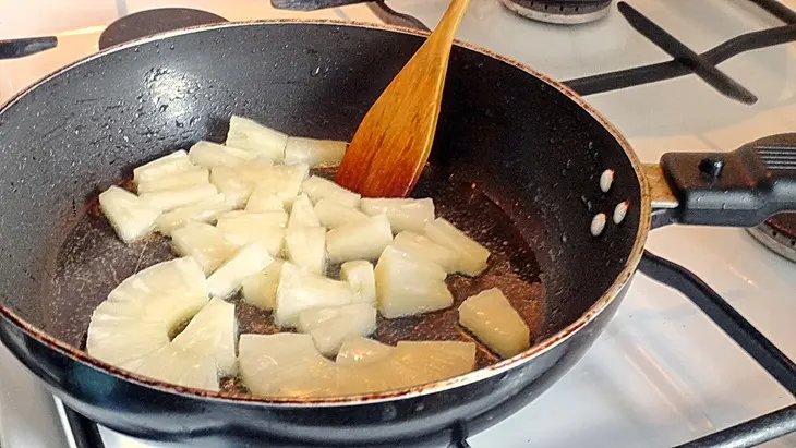 Теплый салат из риса с жареными креветками и ананасом: шаг 3