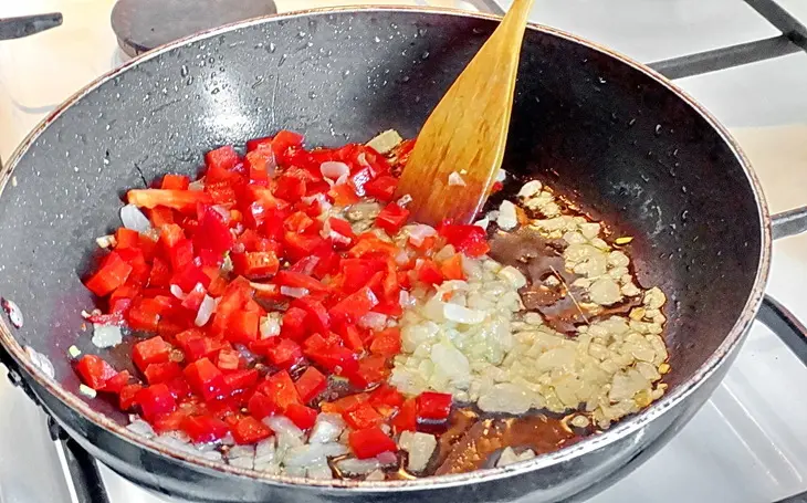 Теплый салат из риса с жареными креветками и ананасом: шаг 5