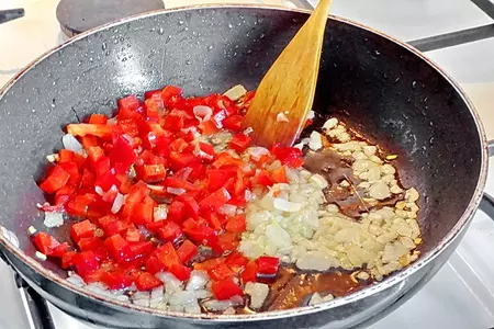 Теплый салат из риса с жареными креветками и ананасом: шаг 5