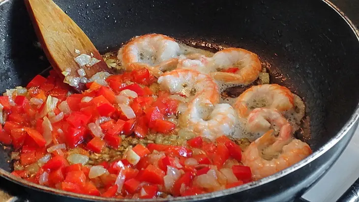 Теплый салат из риса с жареными креветками и ананасом: шаг 6