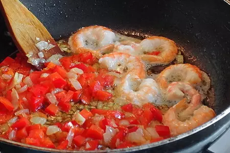 Теплый салат из риса с жареными креветками и ананасом: шаг 6