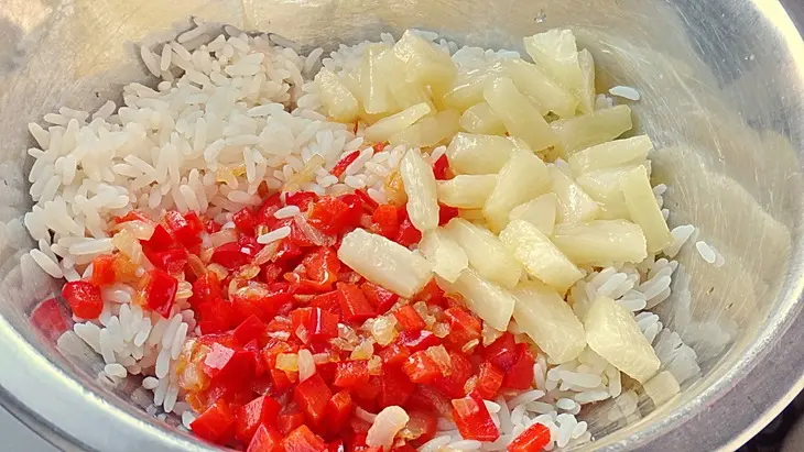 Теплый салат из риса с жареными креветками и ананасом: шаг 7