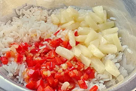 Теплый салат из риса с жареными креветками и ананасом: шаг 7