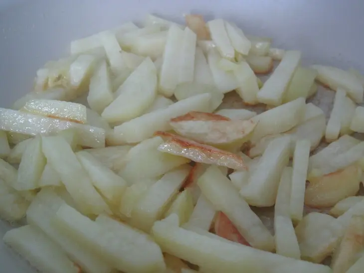 Колбаски с жареным картофелем: шаг 6