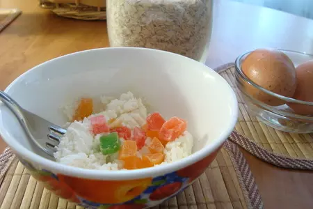 Белковое суфле с овсянкой и цукатами за 10 минут из свч: шаг 1