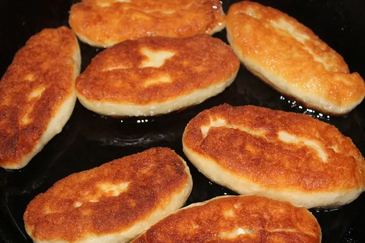 Жареные пирожки с зеленым луком и яйцами! тесто в хб: шаг 5