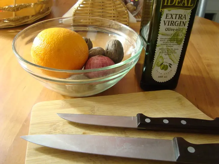 Салат из апельсина и лука с грецкими орехами: шаг 1