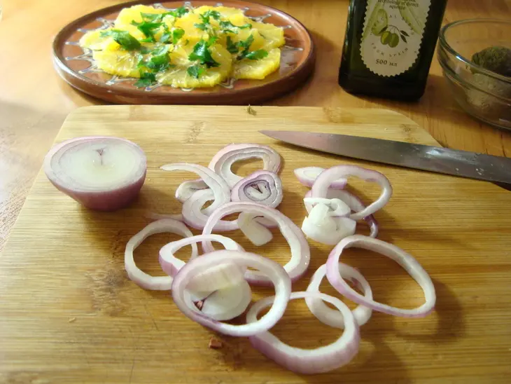Салат из апельсина и лука с грецкими орехами: шаг 3