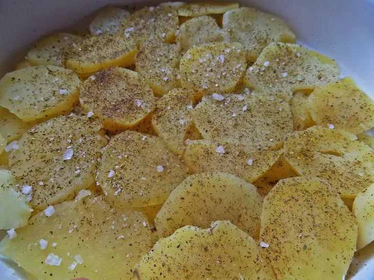 Картофель с курицей,запечённые под сыром: шаг 4