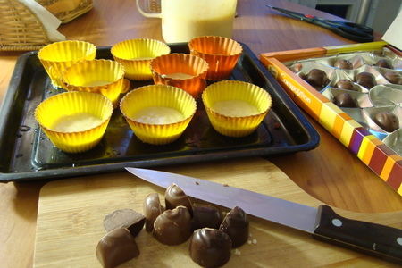 Кексы ванильно-апельсиновые с шоколадными конфетами "ассорти".: шаг 4